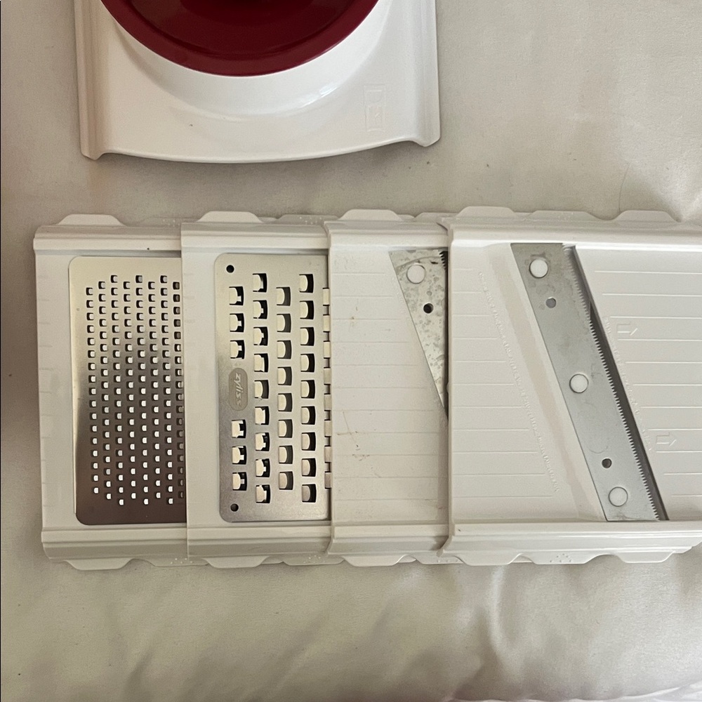 White and Red 4-in-1 Slicer and Grater - Picture 2 of 4